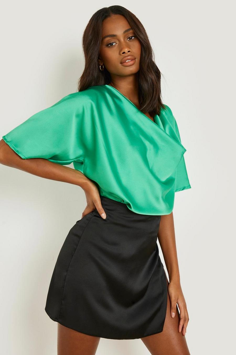 Blusa de raso y manga corta con escote plisado, Emerald