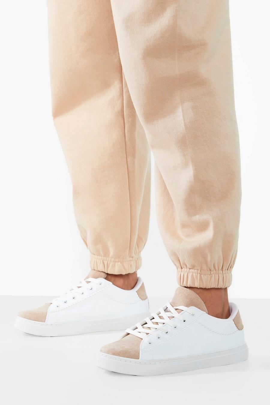 לבן white נעלי ספורט עם שרוכים וגימור בצבעים מנוגדים עם עיטור מסולסל