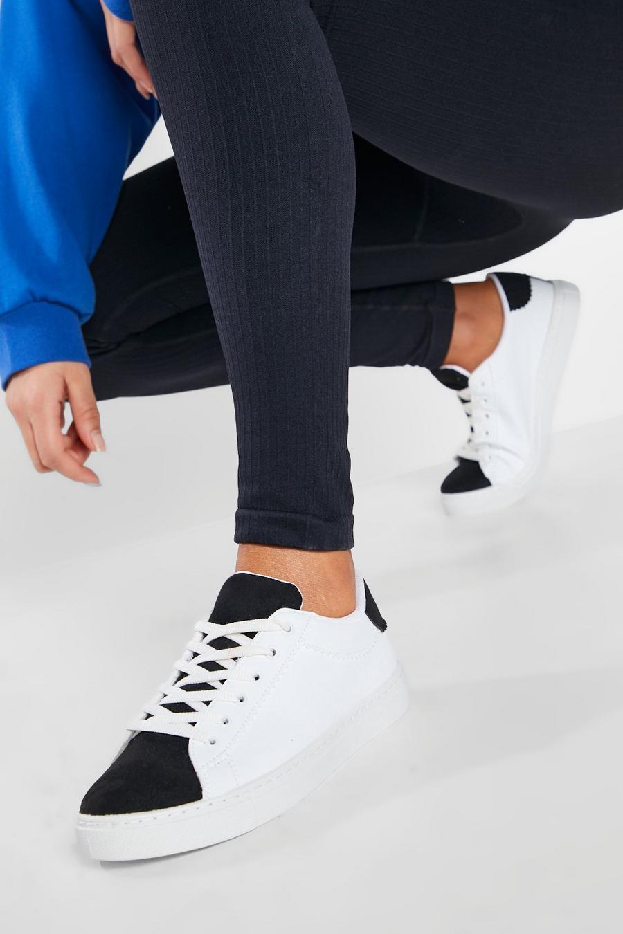 לבן נעלי ספורט עם שרוכים וגימור בצבעים מנוגדים עם עיטור מסולסל image number 1