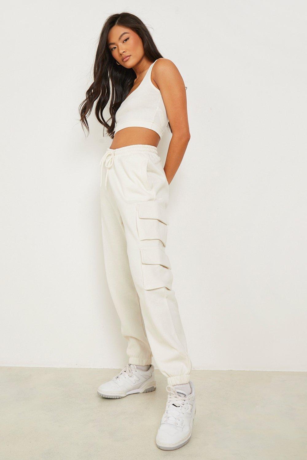 Ensemble jogging blanc crop top et pantalon cargot