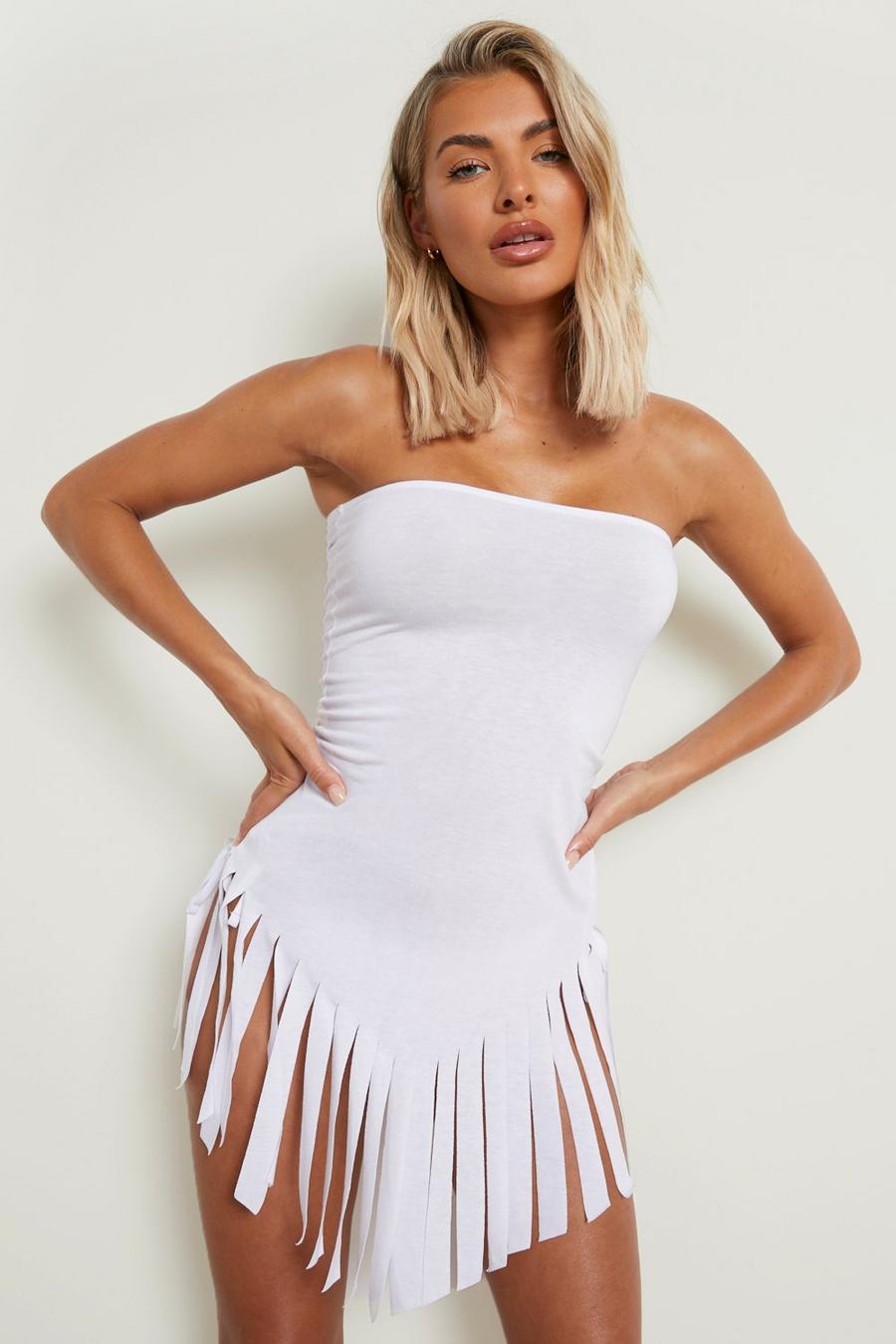 לבן שמלת חוף עם פרנזים בגזרת בנדו א-סימטרית