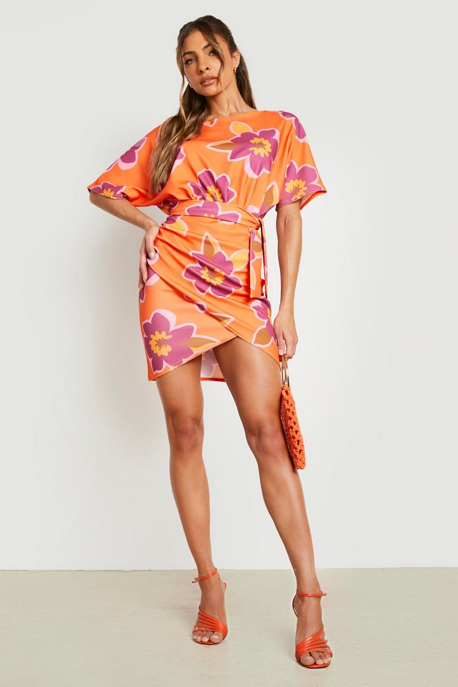 Orange Blommig miniklänning med knytdetalj och fladdermusärm image number 1