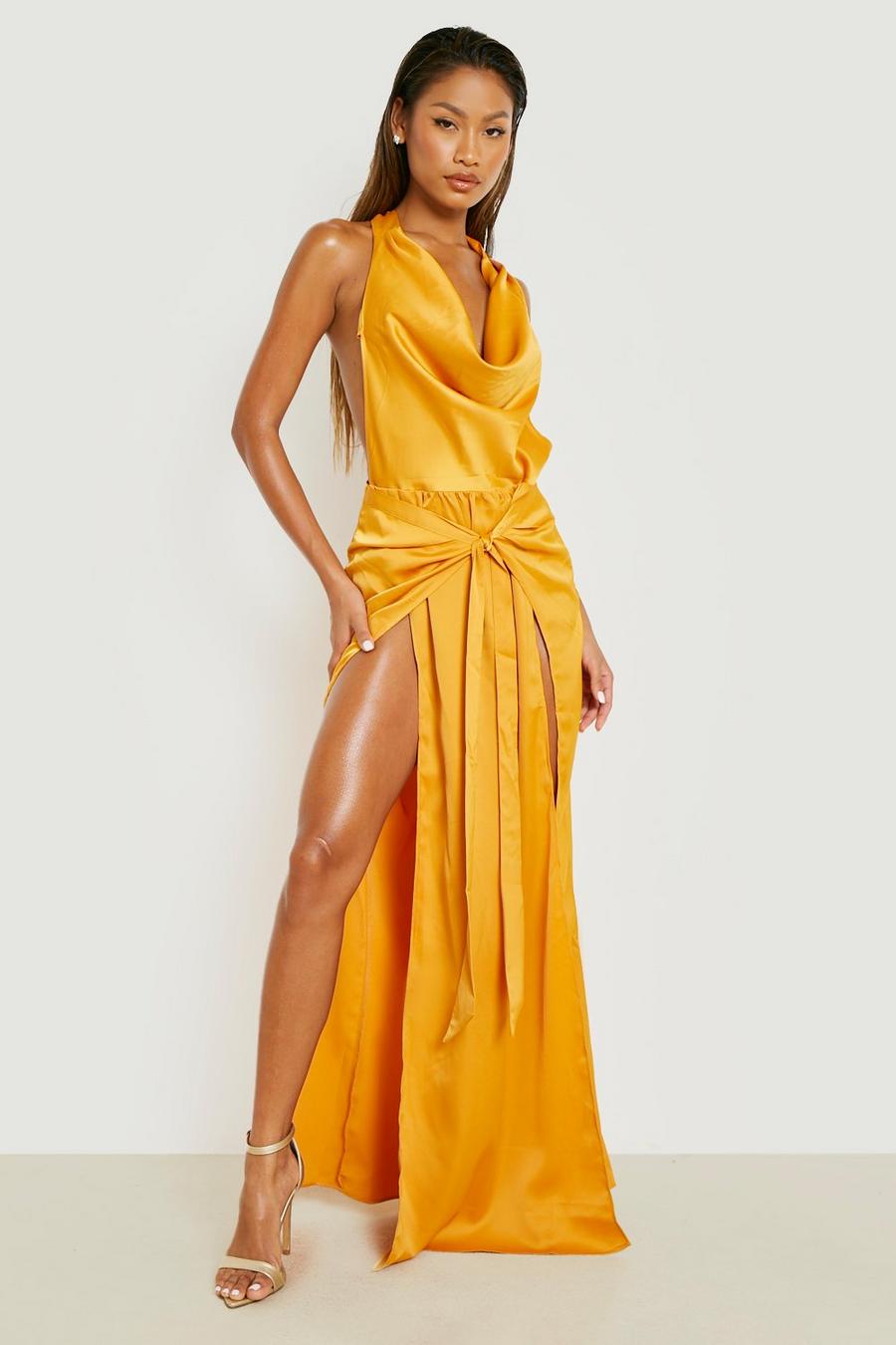 Orange Premium Draperad långklänning i satin (Upp till storlek 52)