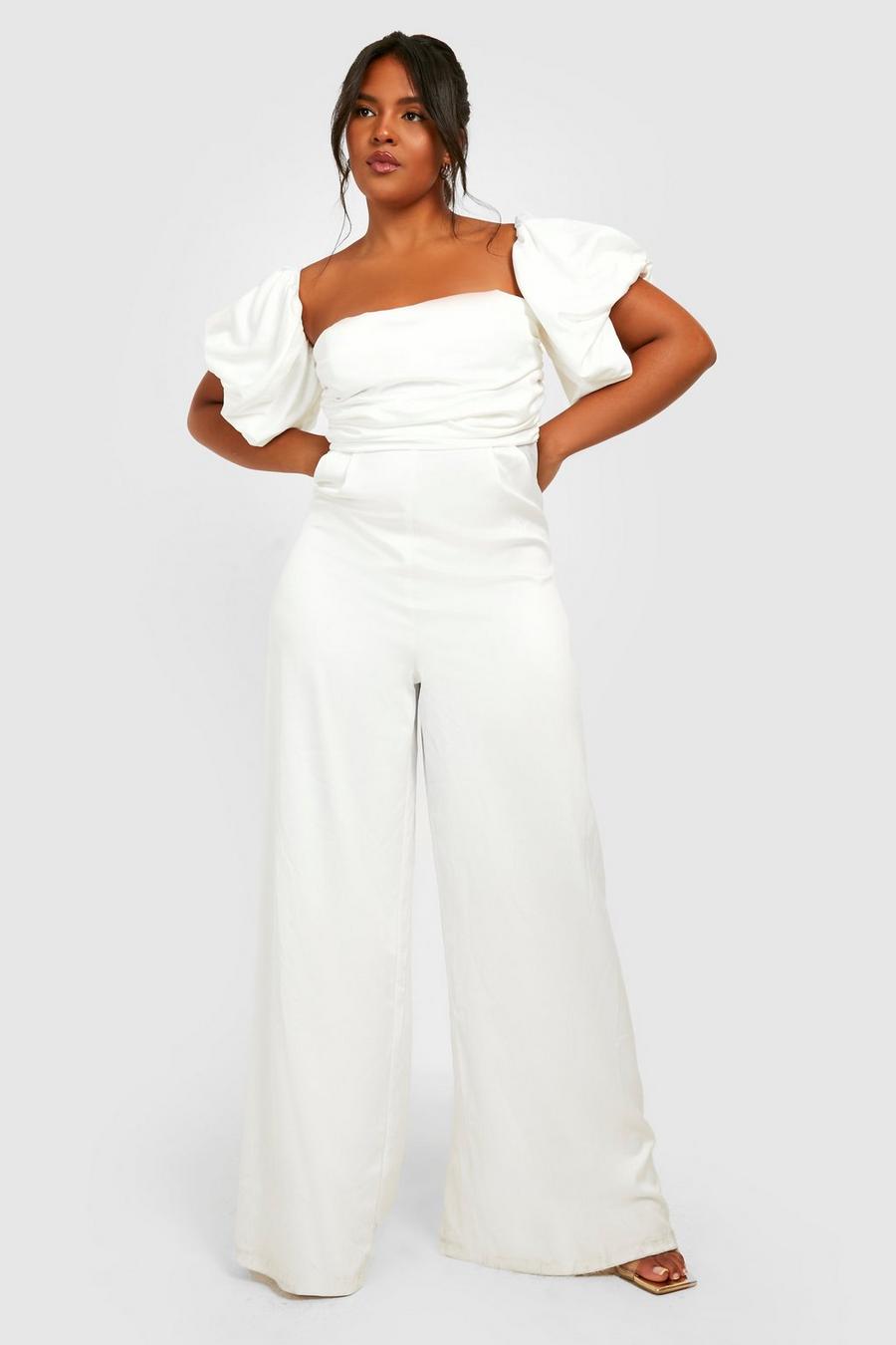 White Plus Jumpsuit i satin med puffärm och vida ben image number 1