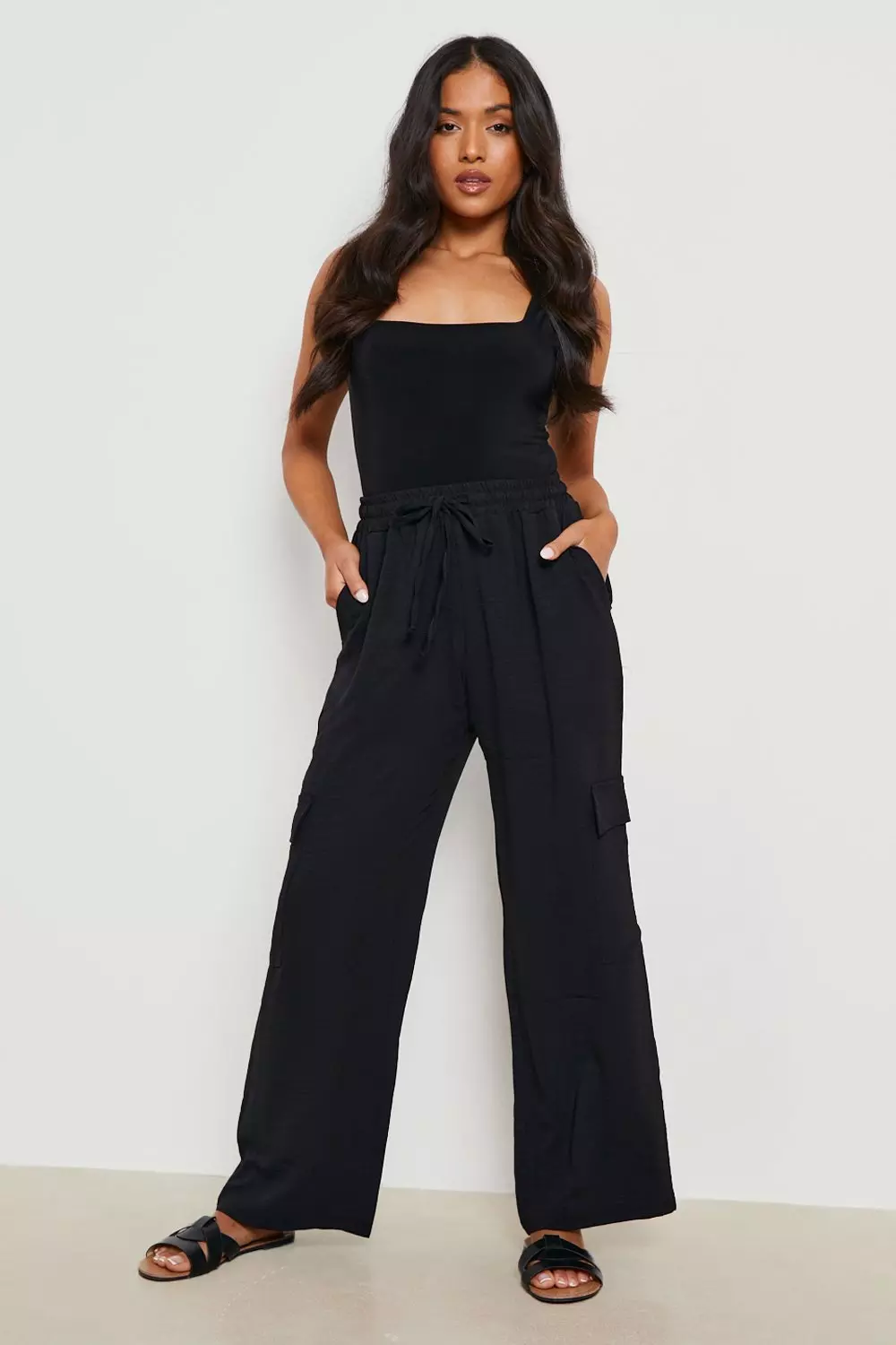 Women's Petite Textured Cargo Pocket Wide Leg Joggers