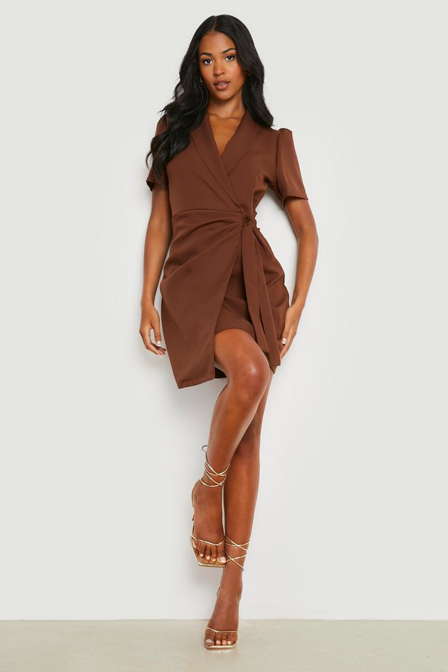 שוקולד marrón שמלת בלייזר עם שרוולים קצרים וקשירה בצד לנשים גבוהות