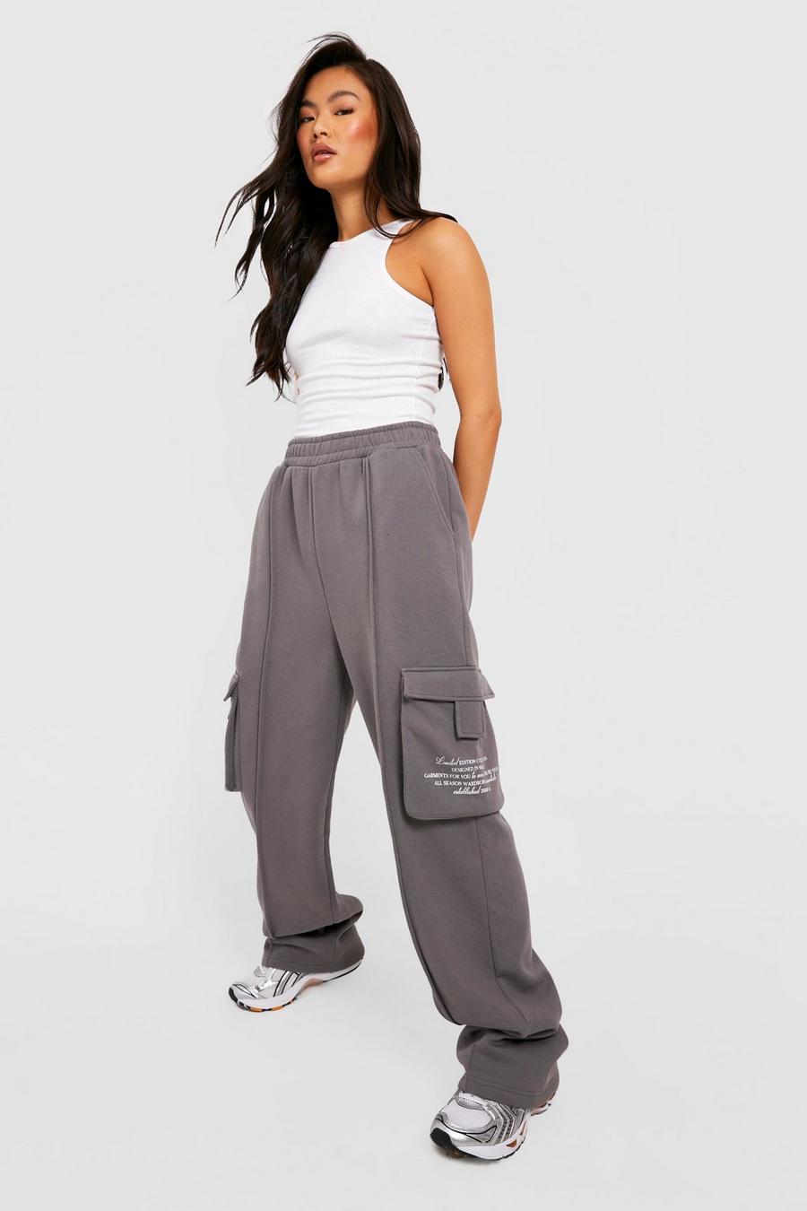 Pantalón deportivo cargo con estampado de texto y pernera ancha, Charcoal image number 1