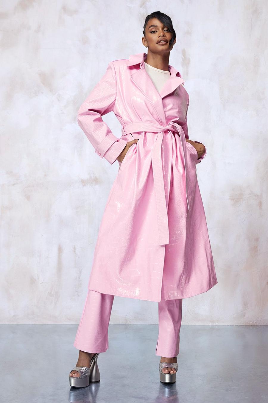 Pink rosa Kourtney Kardashian Barker Glansig trenchcoat med krokodilskinnseffekt