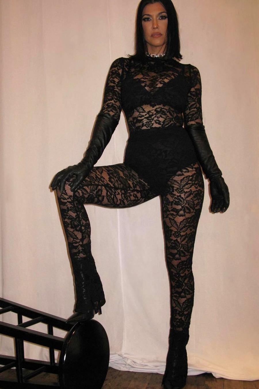 Kourtney Kardashian Barker langärmliger Catsuit aus Spitze, Black noir image number 1