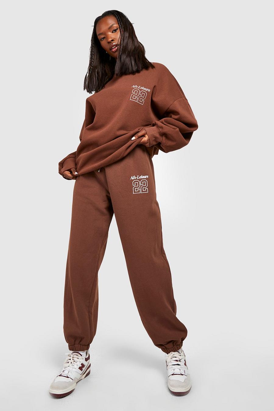 Pantalón deportivo oversize con aplique universitario, Chocolate image number 1