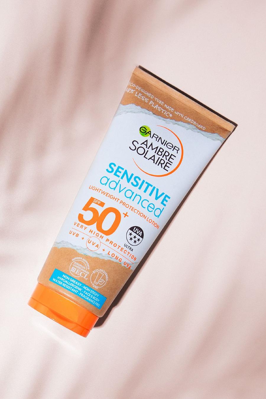 Crema de protección solar hipoalergénica para pieles sensibles SPF50+ 200ml de Garnier Ambre Solaire, White bianco