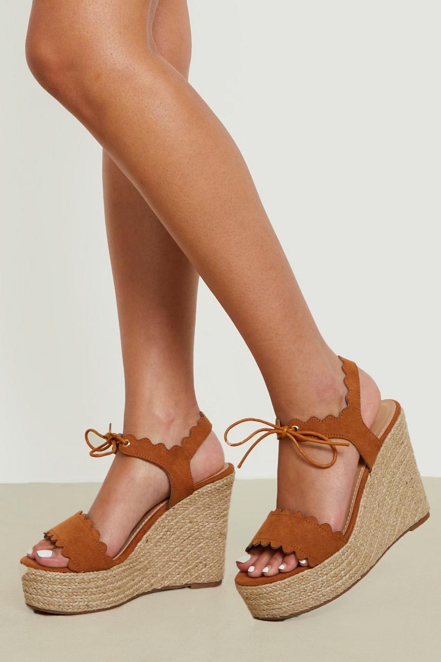 Sandali con zeppe alte e dettagli smerlati, Tan marrón