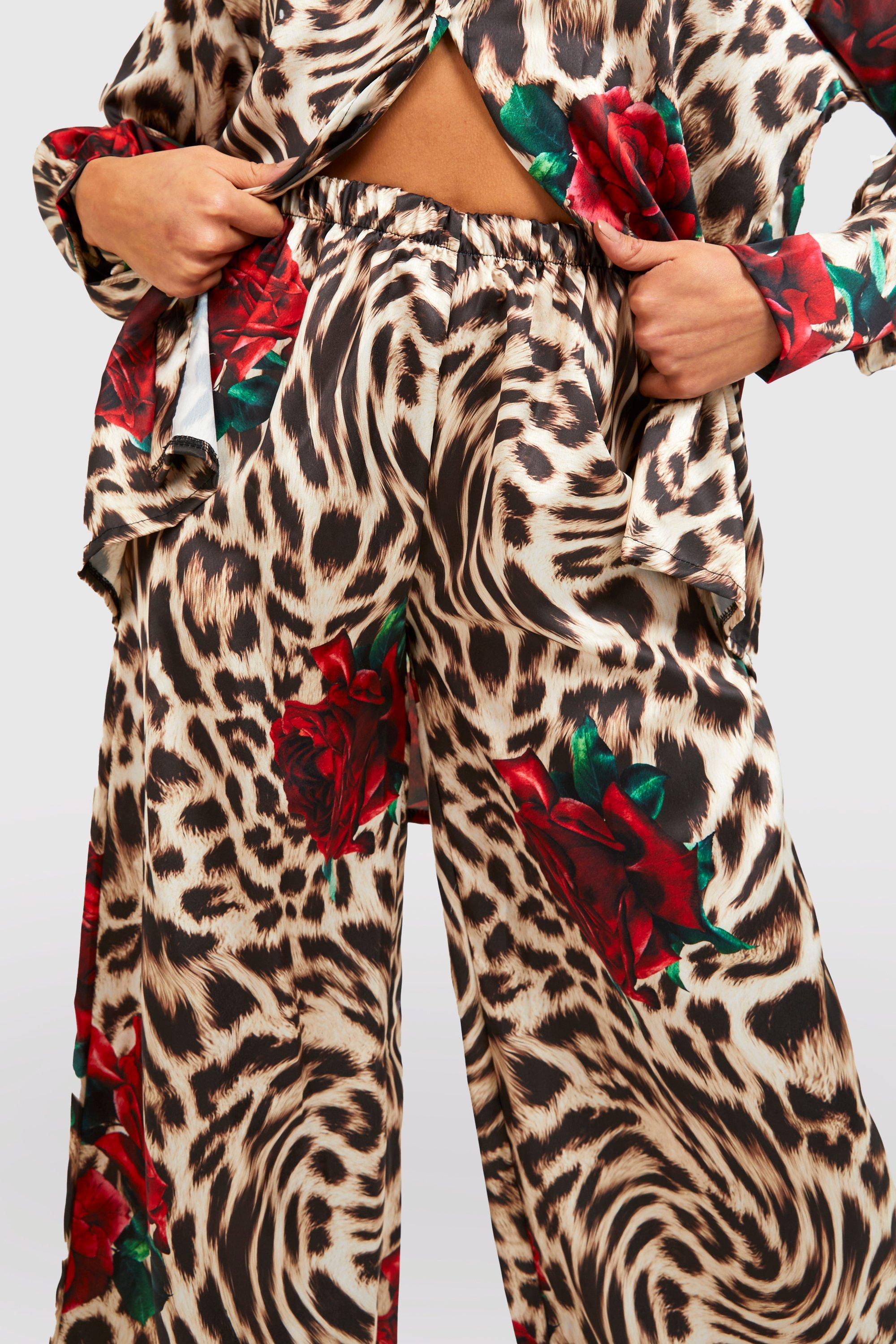 Pantalón de raso y pernera ancha con leopardo y rosas | boohoo