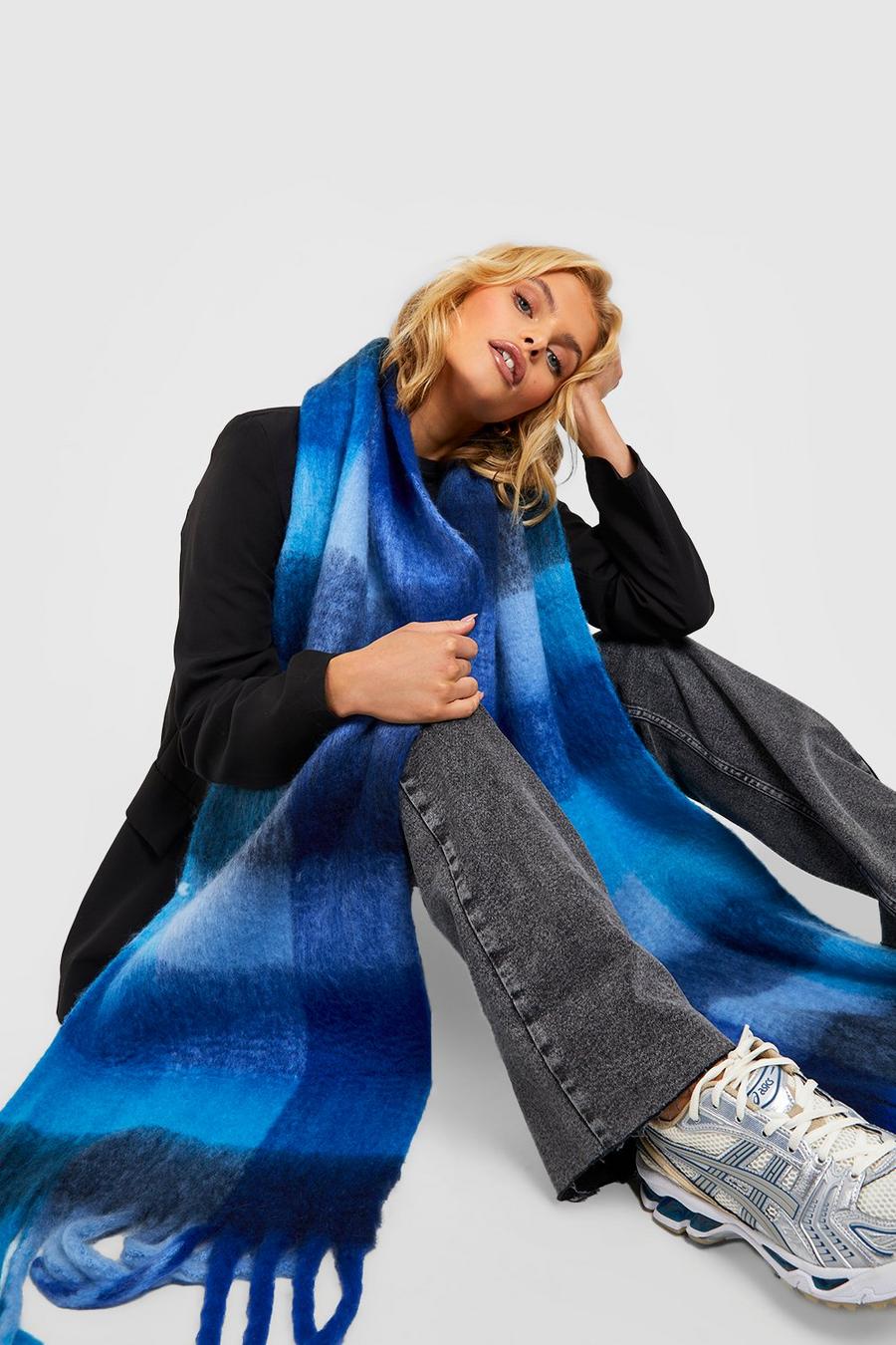 Sciarpa in maglia spessa a quadri blu con nappe, Blue azul