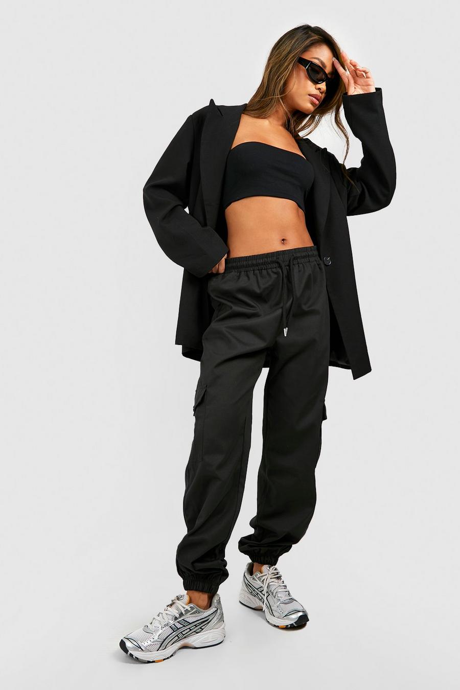 Black מכנסי טרנינג דגמ"ח בגזרה גבוהה עם כיסים image number 1