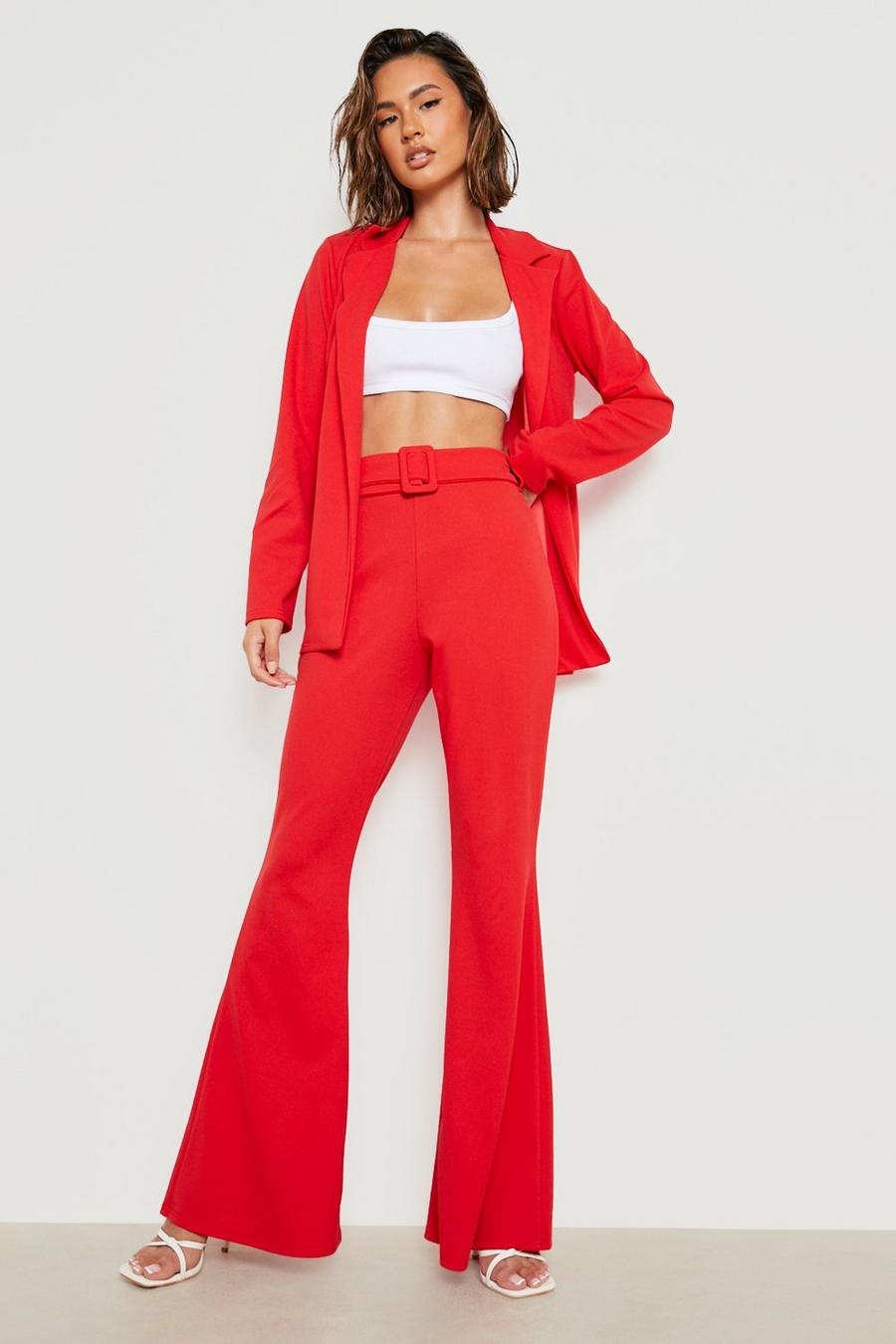 אדום rojo סט מכנסיים מתרחבים עם חגורה ובלייזר ג'רסי