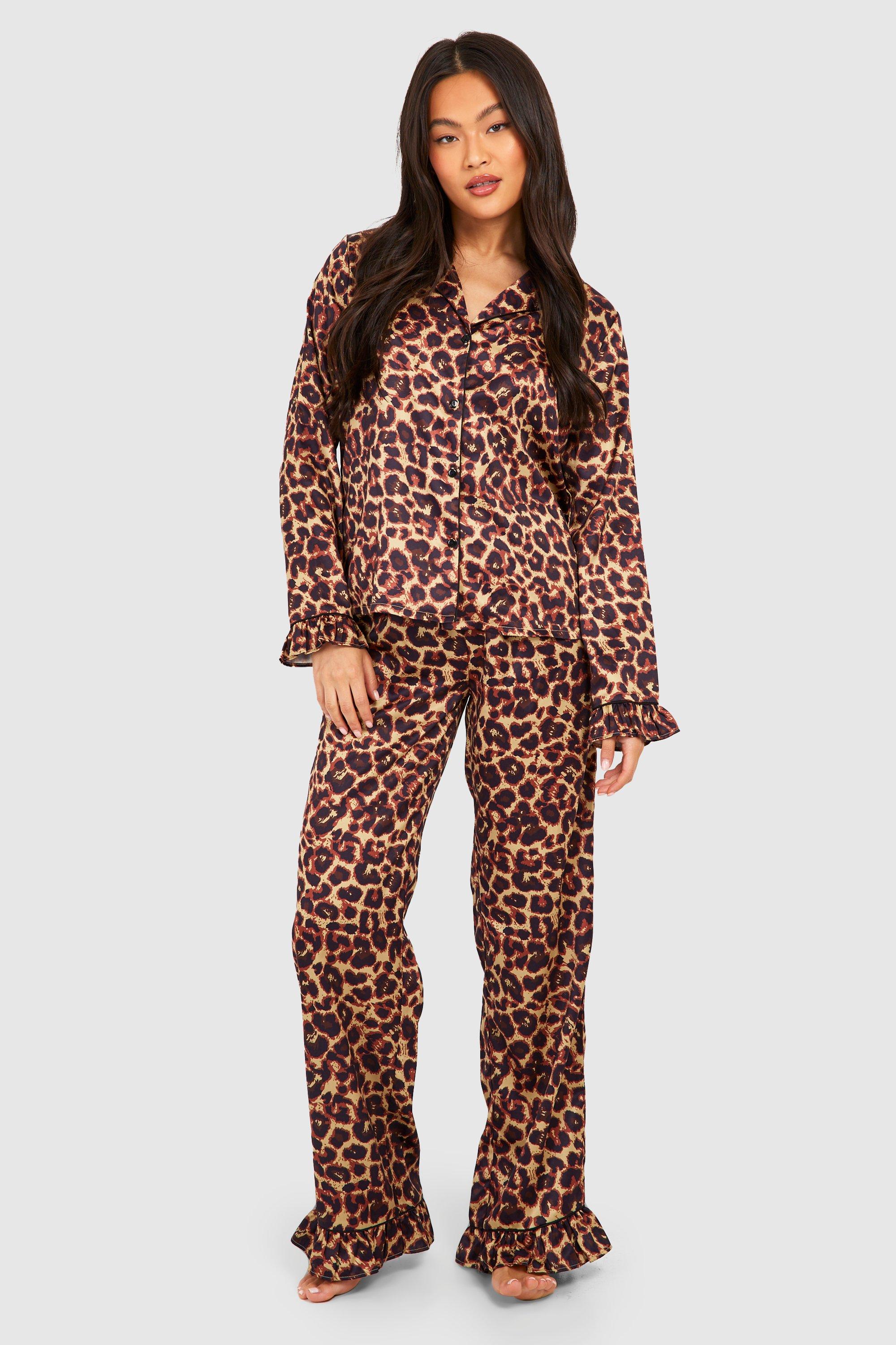 Pijama de raso Premium con estampado de leopardo boohoo