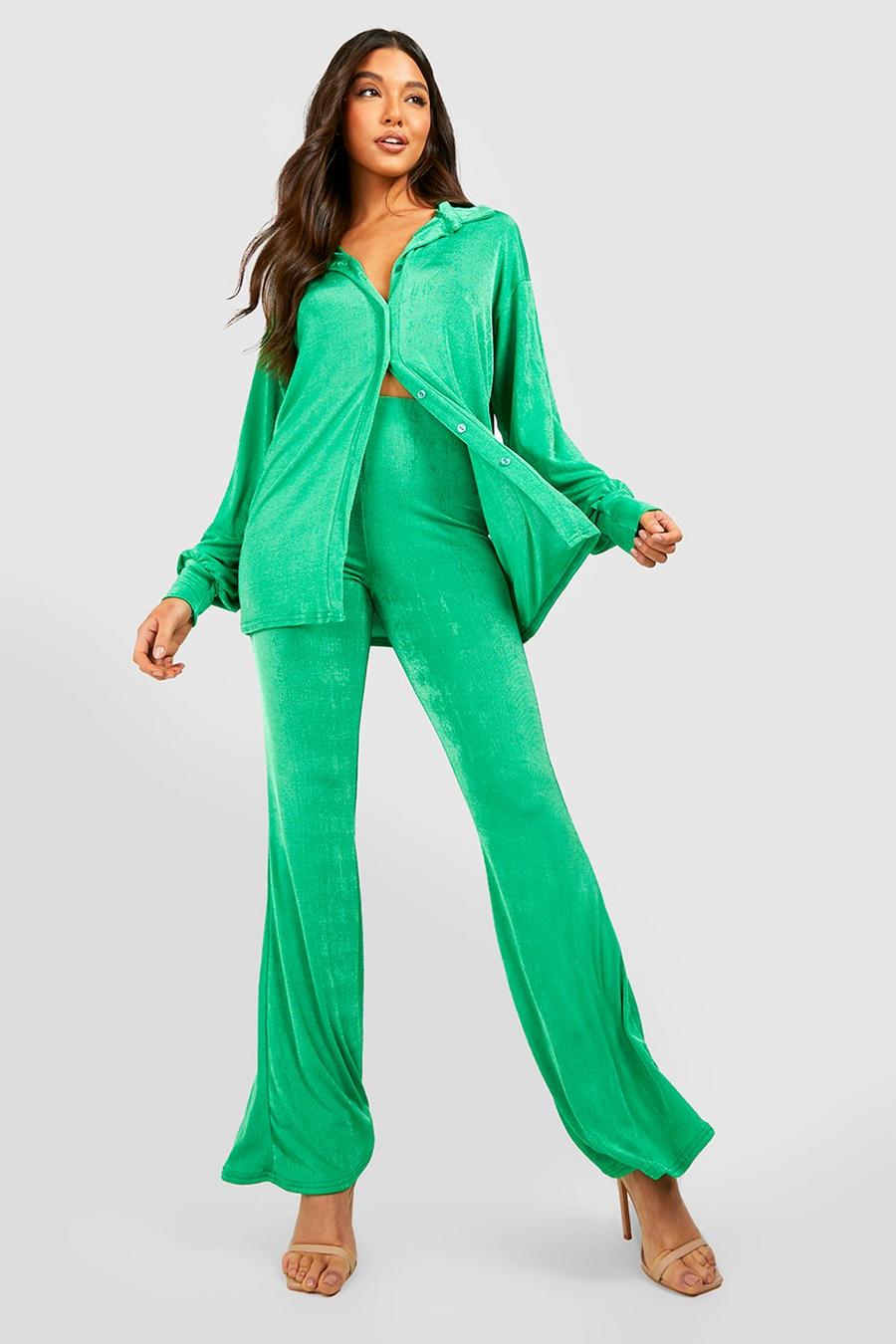 Ensemble soyeux avec chemise ample et pantalon flare, Bright green grün
