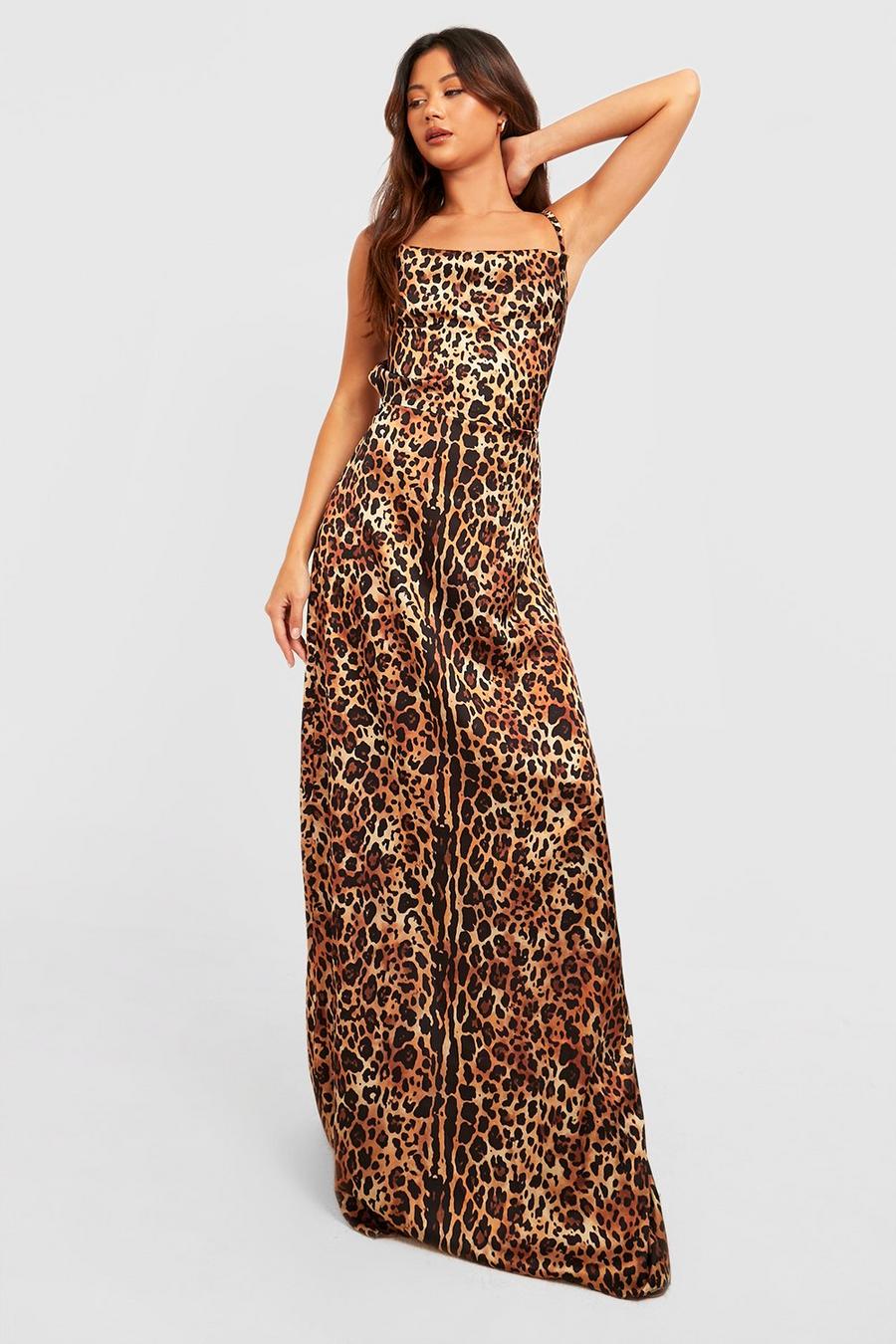 Vestido lencero Petite maxi de raso con estampado de leopardo, Natural image number 1