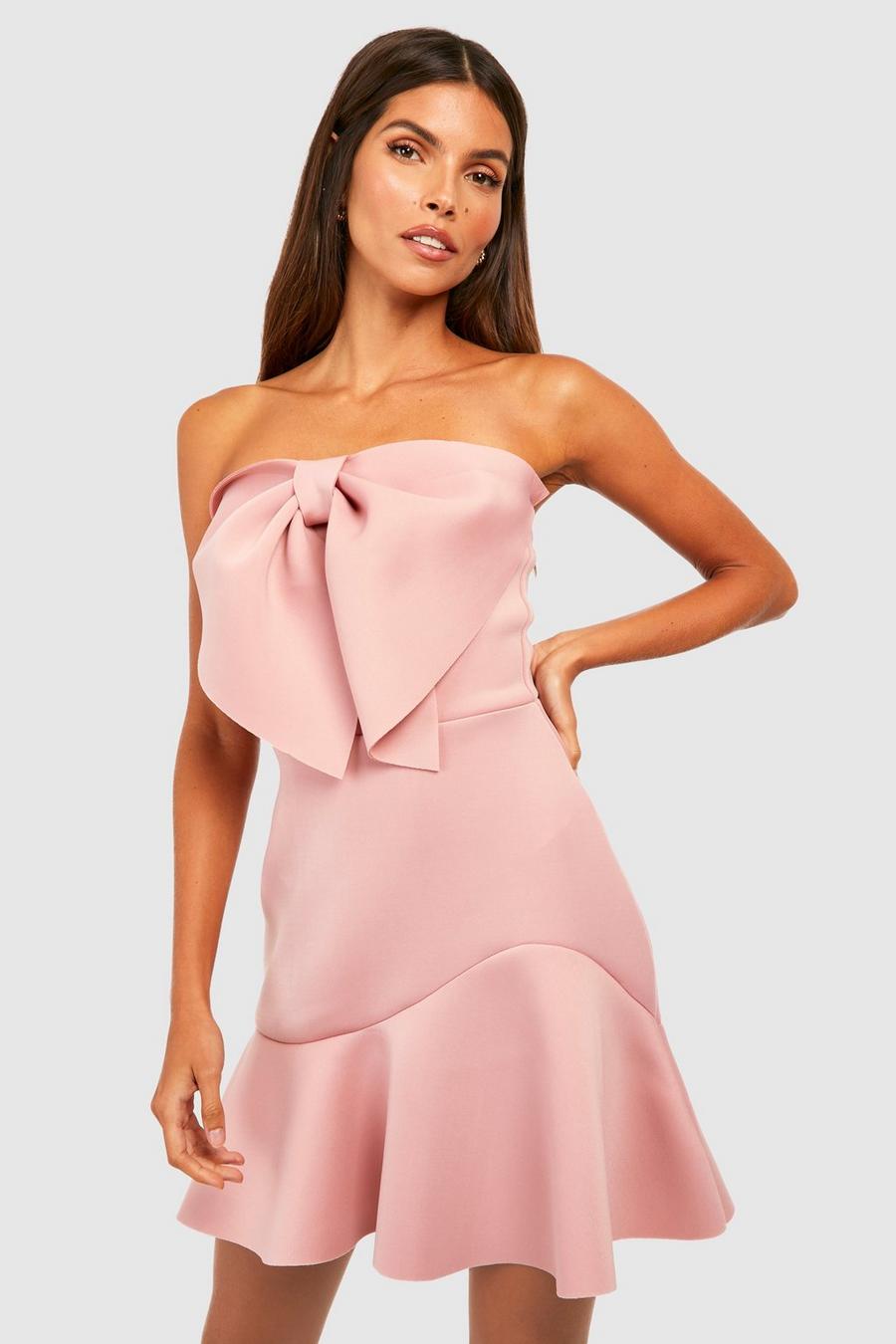 סמוק rosa שמלת מיני מבד סקובה עם מכפלת מסולסלת ועיטור פפיון