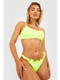 Neon-yellow Bikinitrosa i hipstermodell med volanger