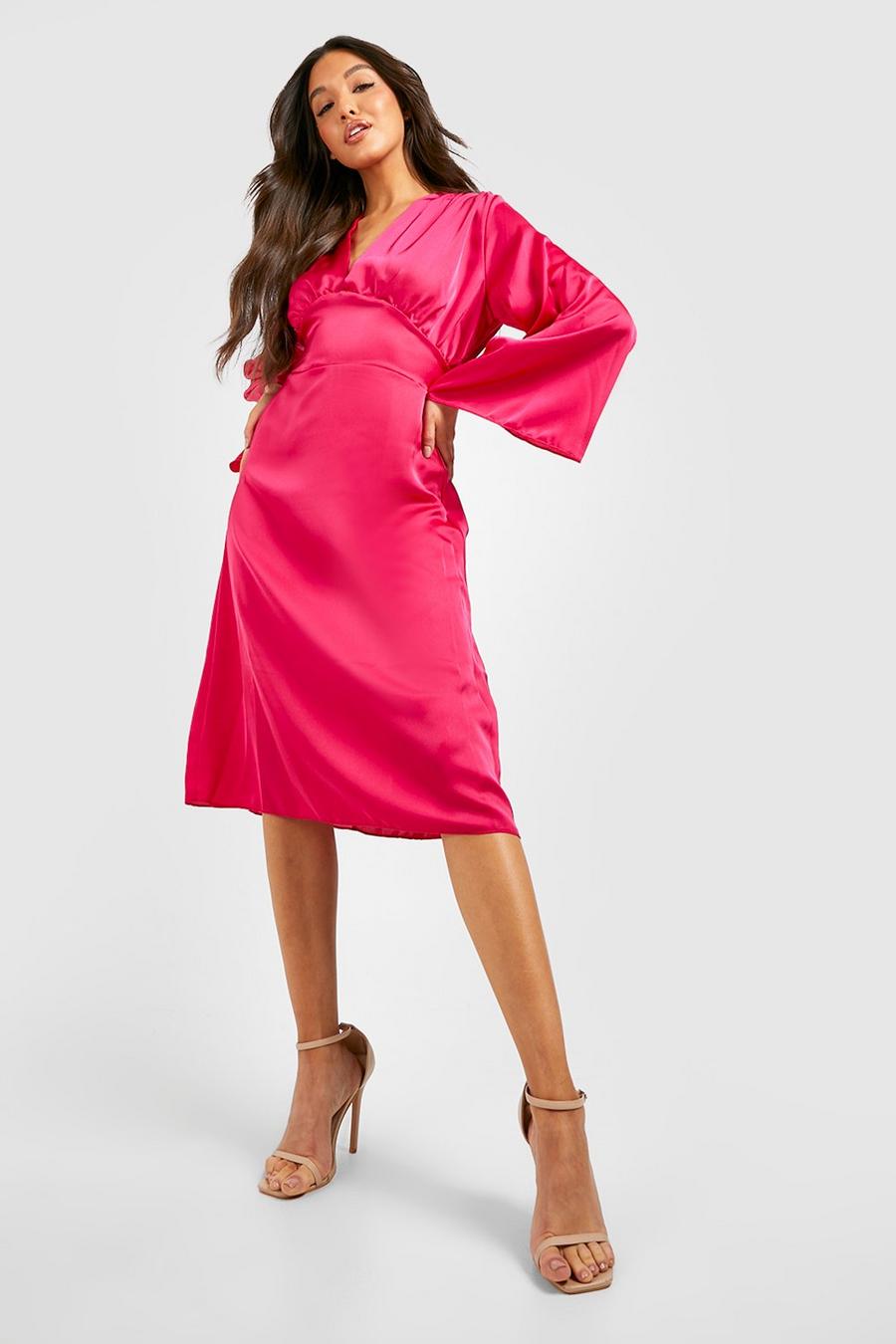 Hot pink rosa Midiklänning i satin med fladdermusärm och låg urringning