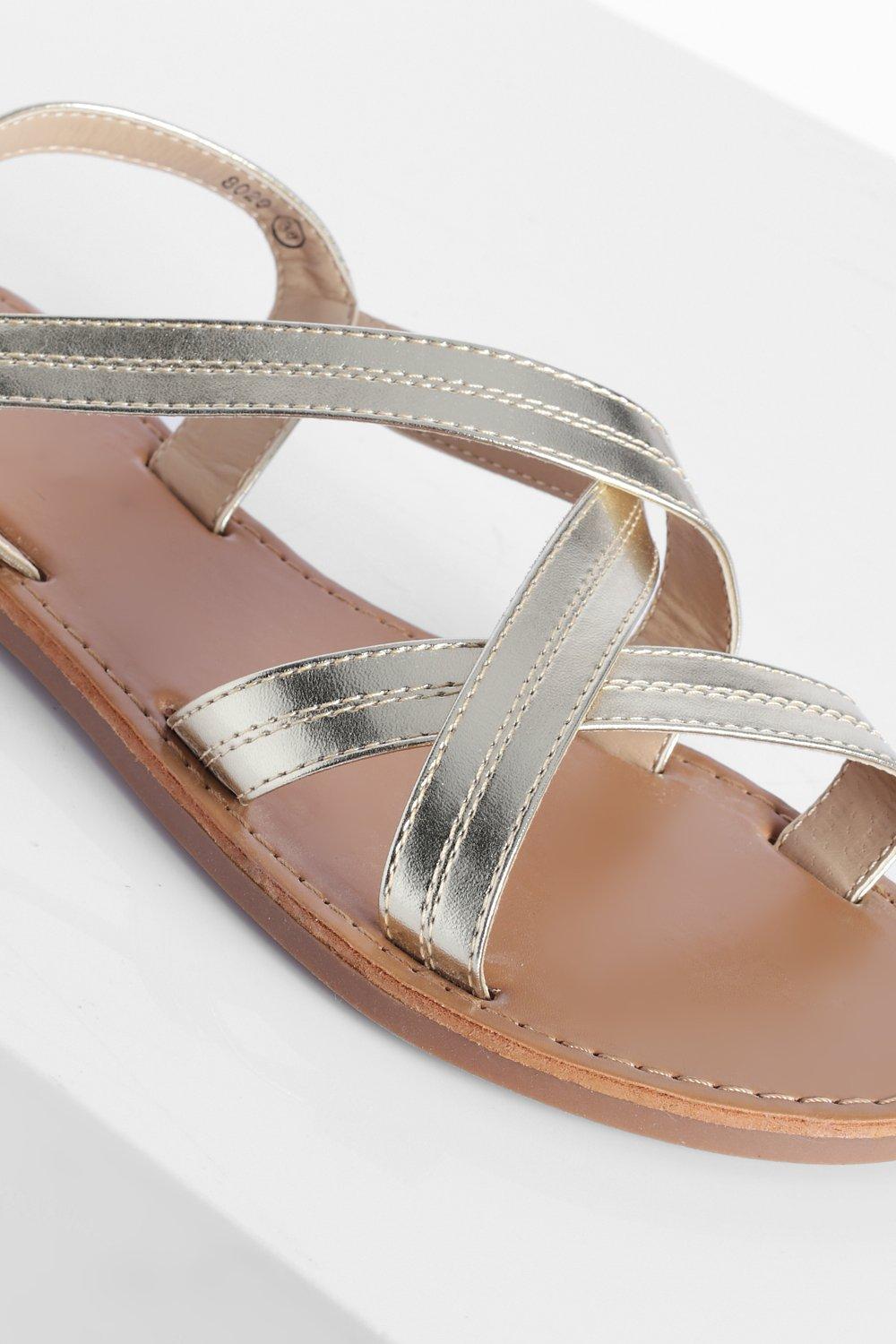 Sandales plates a lanieres croisees metallisees boohoo FR