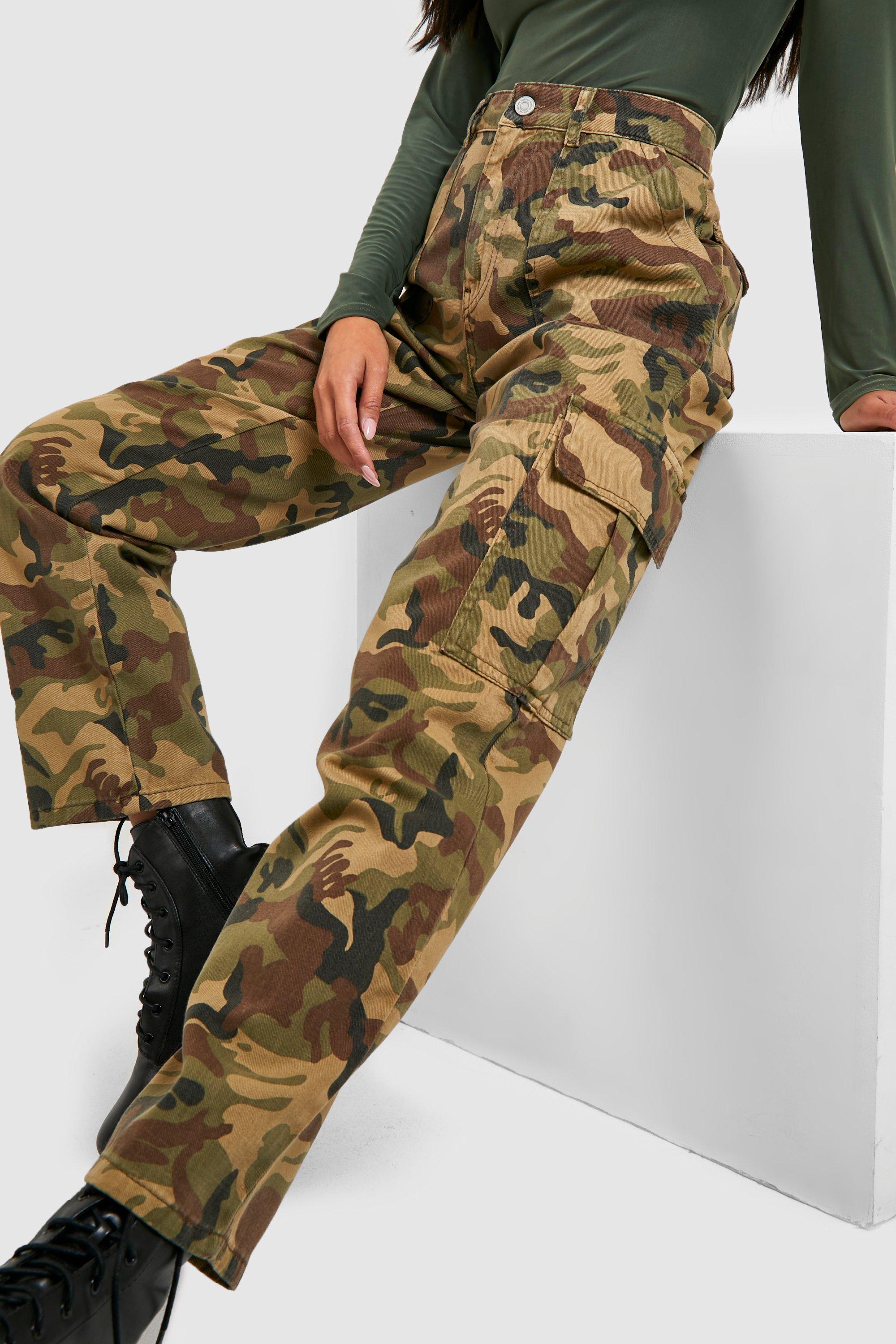 Vaqueros Petite cargo con estampado camuflaje | boohoo