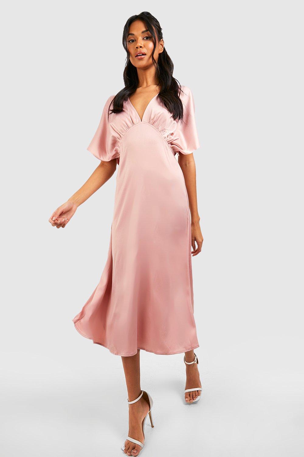 Vestito longuette in raso con scollo profondo e maniche ad angelo boohoo IT