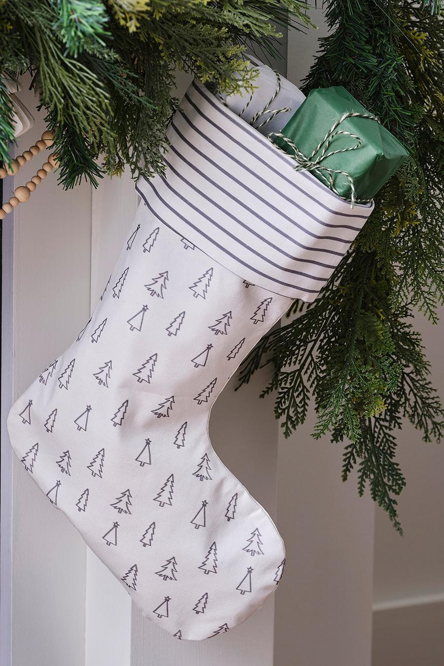 Cream And Grey Printed Stocking image number 1