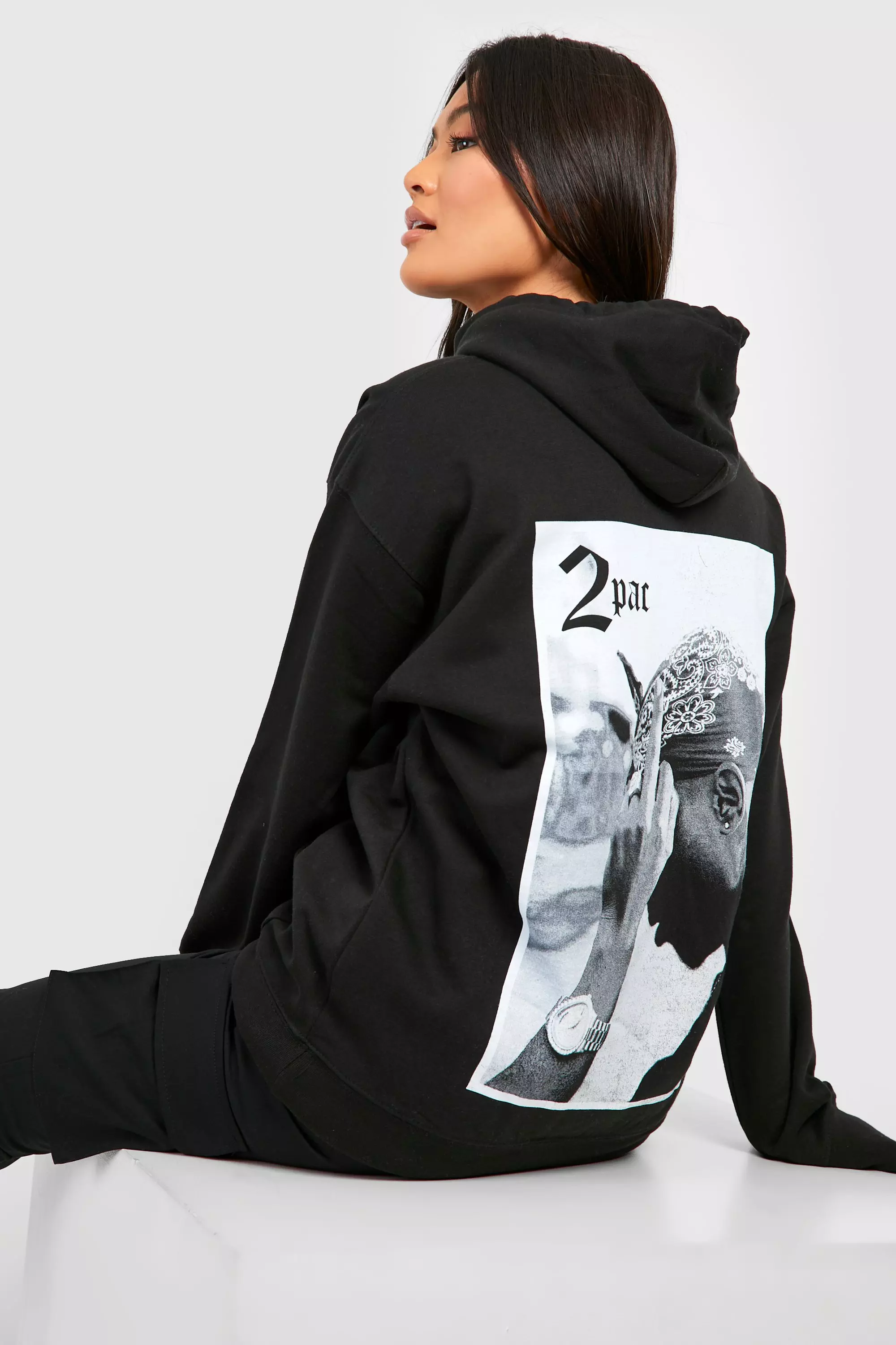 boohoo OVERSIZED TUPAC LICENSE プリント スウェットシャツ 黒 Oversized Tupac License Graphic T Shirt | boohooMAN USA