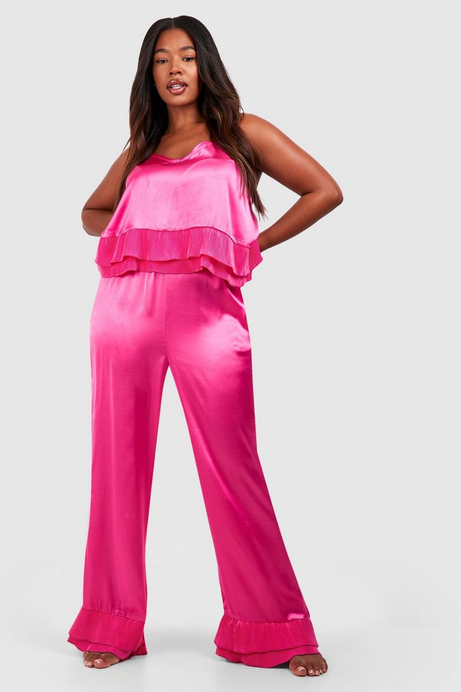 Conjunto Plus de pantalón y camisola de raso plisada con volante, Pink image number 1