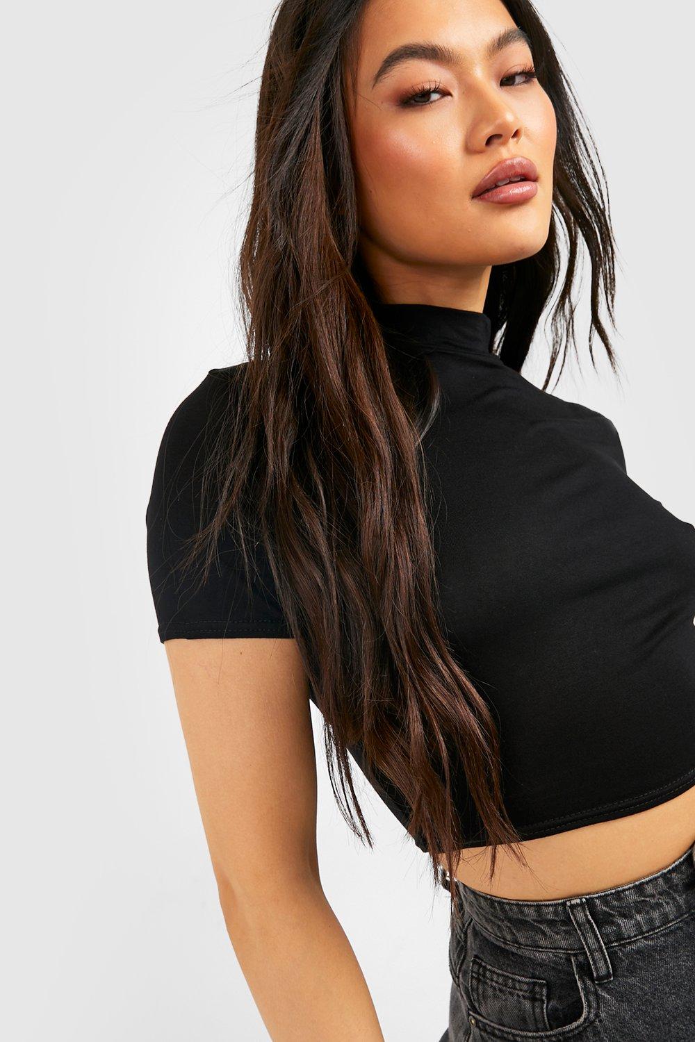 Crop top a collo alto a maniche corte boohoo IT