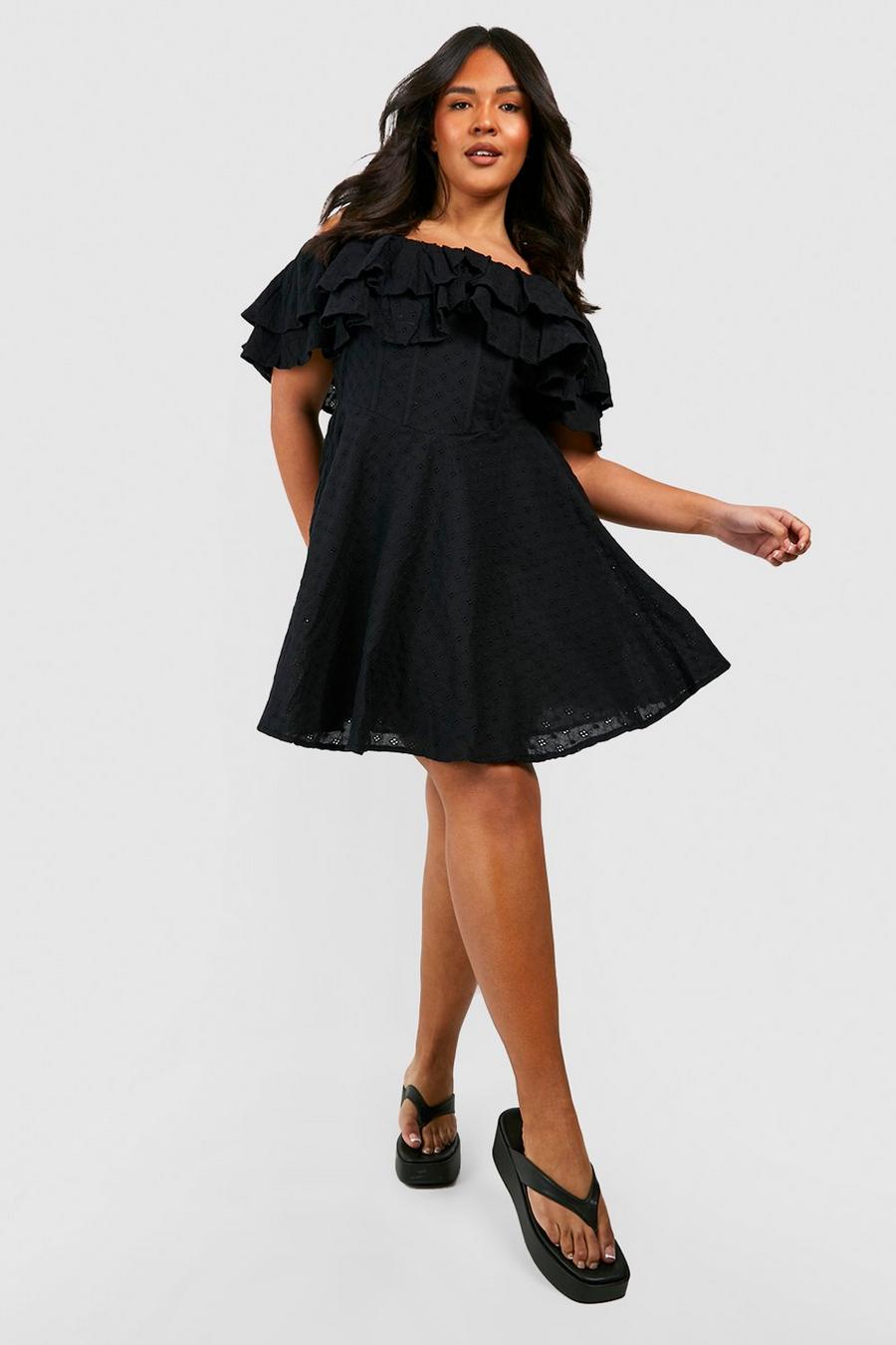 Vestito grembiule Plus Size in pizzo sangallo con scollo Bardot e dettagli stile corsetto, Black image number 1