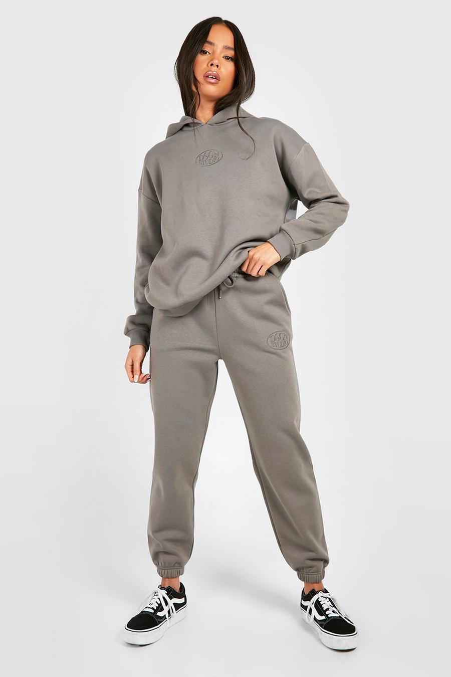 Chándal Petite de pantalón deportivo y sudadera con capucha y bordado Dsgn, Charcoal image number 1