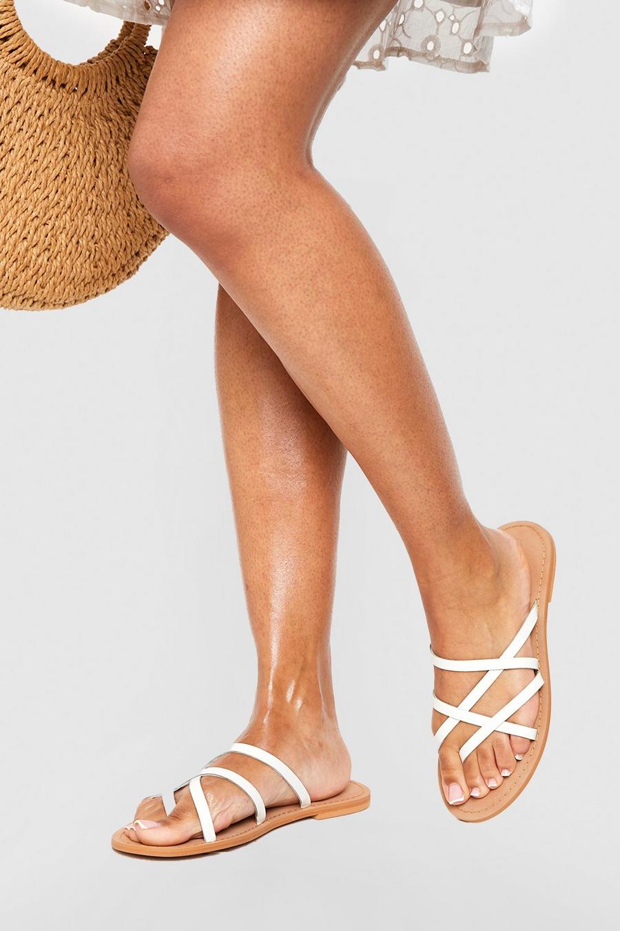 White Slip on sandaler med korsade läderband och bred passform