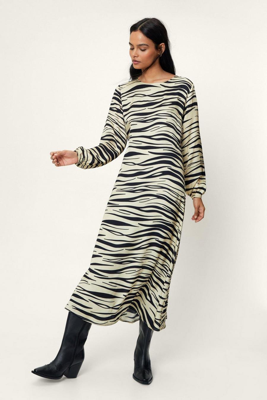 Vestido maxi estilo túnica de raso con estampado de cebra, Mono multicolor image number 1