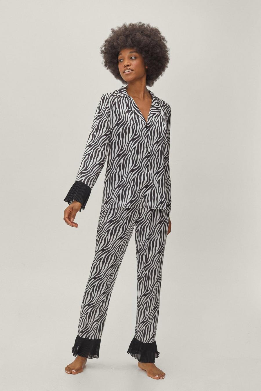 Pijama Petite de pantalón y camisa con estampado de cebra, Black image number 1
