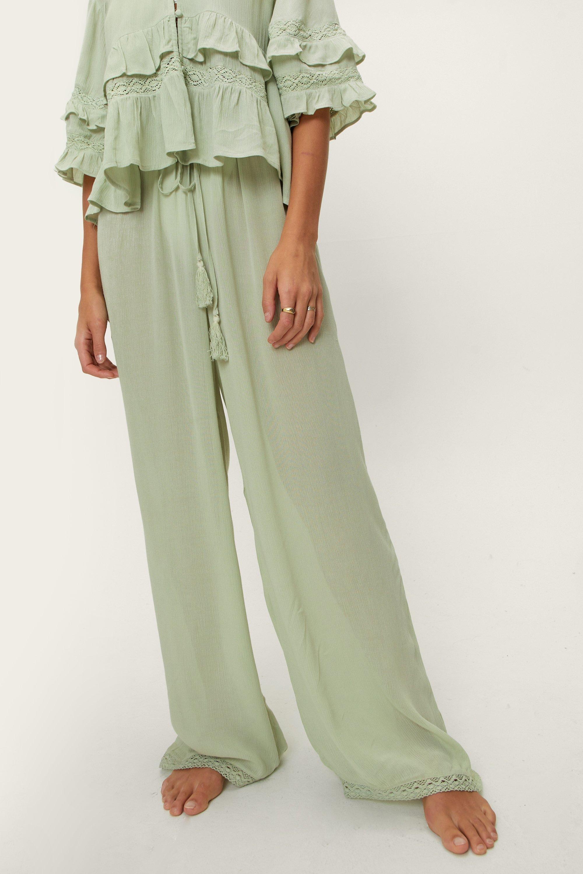 Pantaloni copricostume all uncinetto a effetto stropicciato con nappe e laccetti boohoo IT