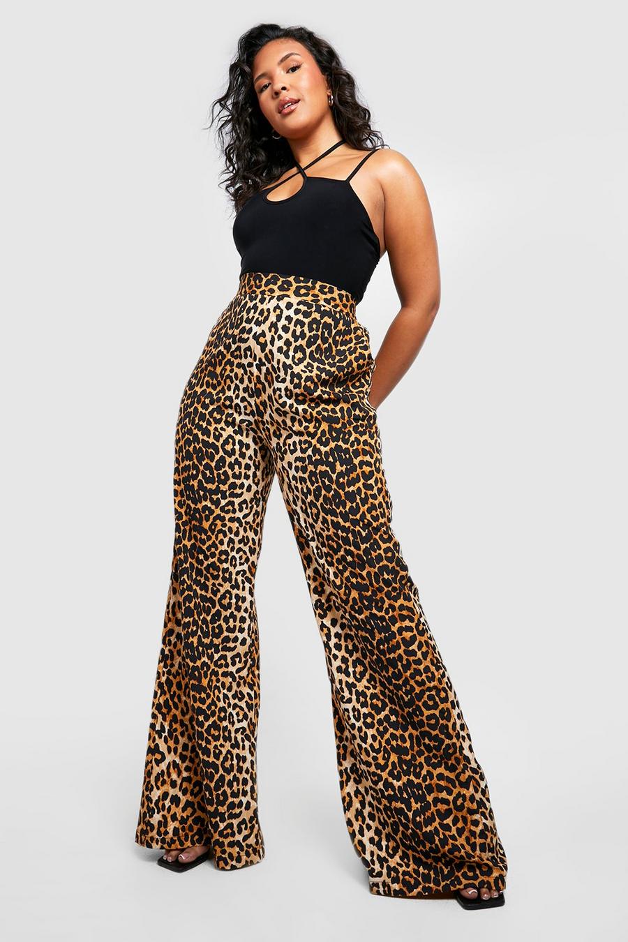 Pantalón Plus de pernera ancha y tela con estampado de leopardo, Brown image number 1