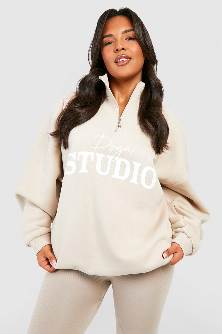 Plus Sweatshirt mit Dsgn Studio-Schriftzug und halbem Reißverschluss, Stone