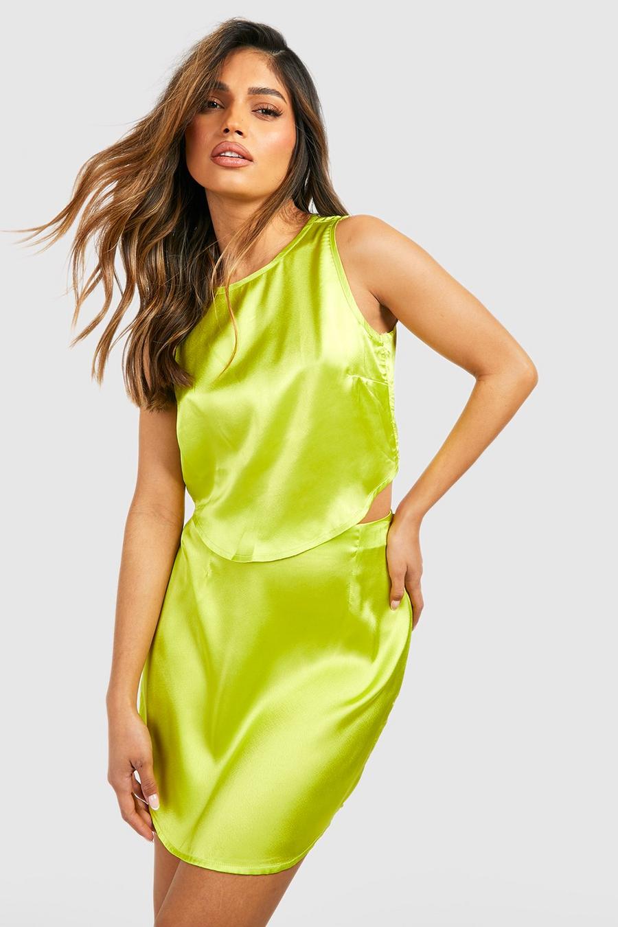 Chartreuse giallo Curved Hem Satin Racer Crop Top