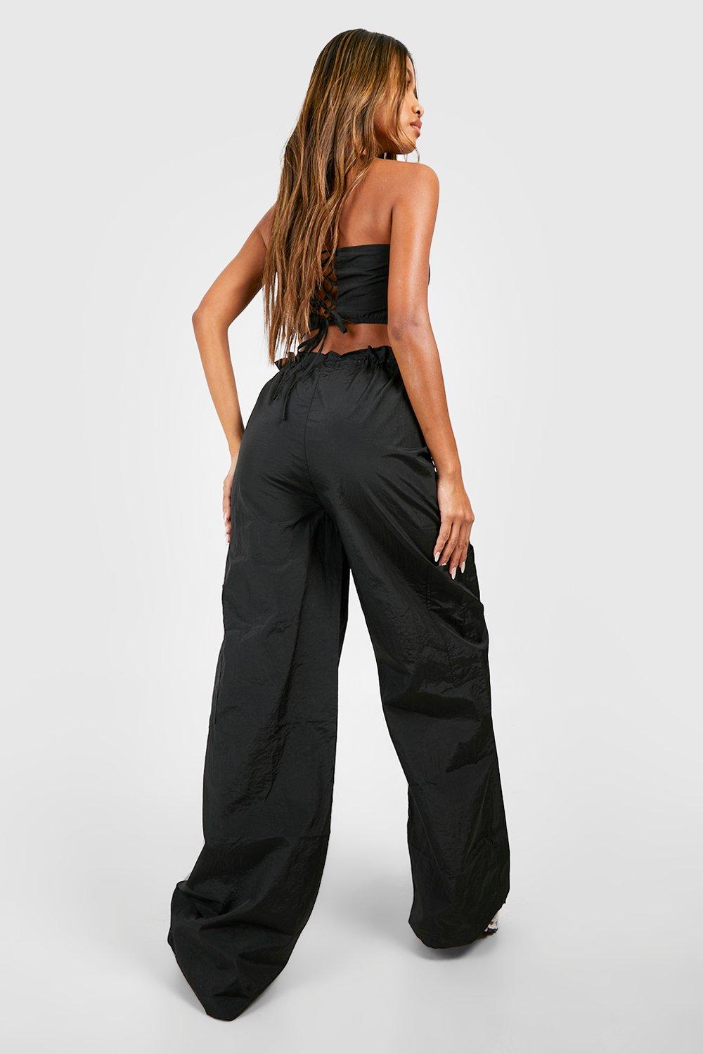 https://media.boohoo.com/i/boohoo/gzz48830_black_xl_1/mujer-black-pantalones-bombachos-con-bolsillos-cargo-y-cintura-recogida