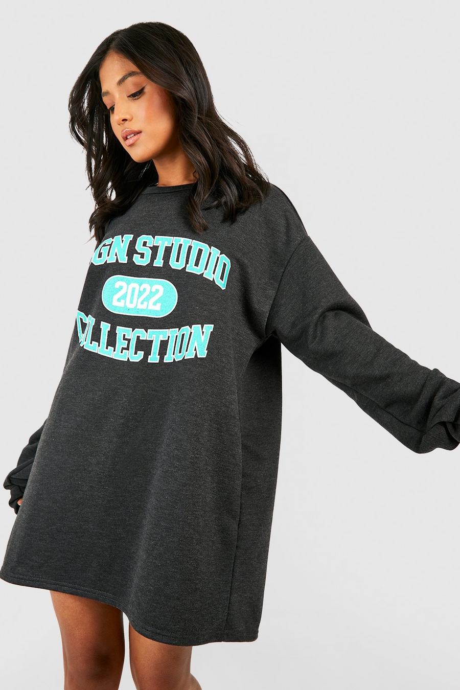 Petite Oversize Sweatshirt-Kleid mit Dsgn Studio Slogan, Charcoal image number 1
