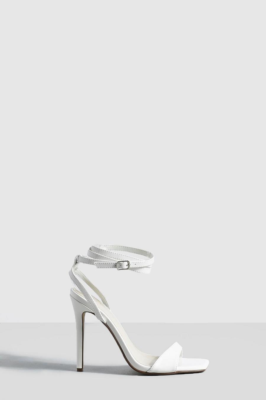 Tacones de aguja minimalistas de holgura ancha con tiras en el tobillo, White