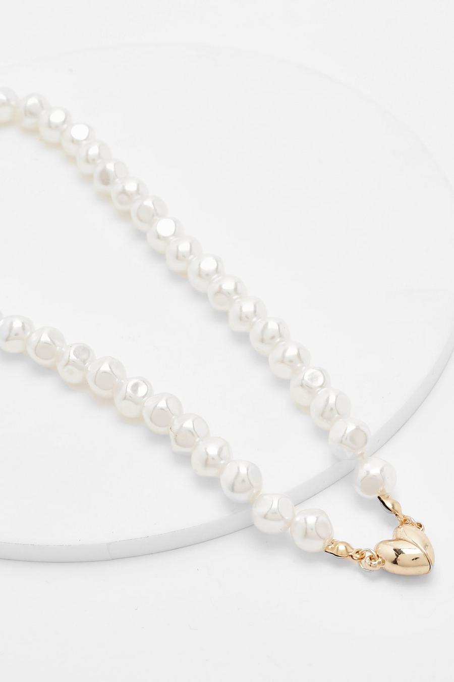 White Love Heart Clasp Pearl Necklace image number 1
