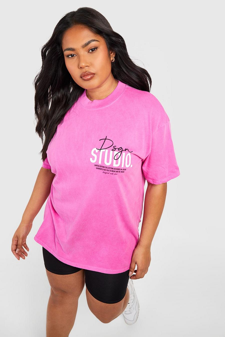 T-shirt Plus Size oversize con stampa Dsgn Studio ad altezza taschino, Hot pink rosa