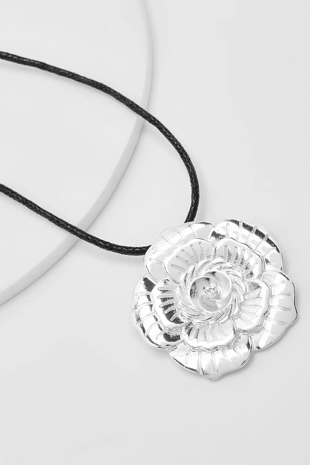 Metal Rose Detail Tie Necklace