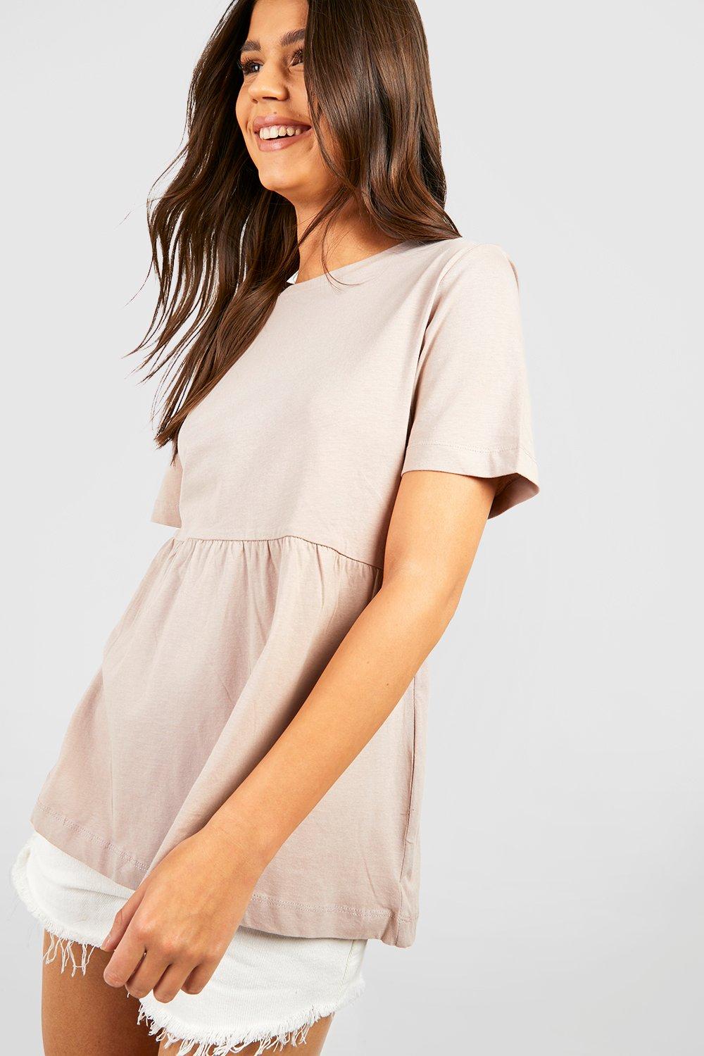 Kurzärmliges T-Shirt mit Schößchen-Saum | boohoo DE