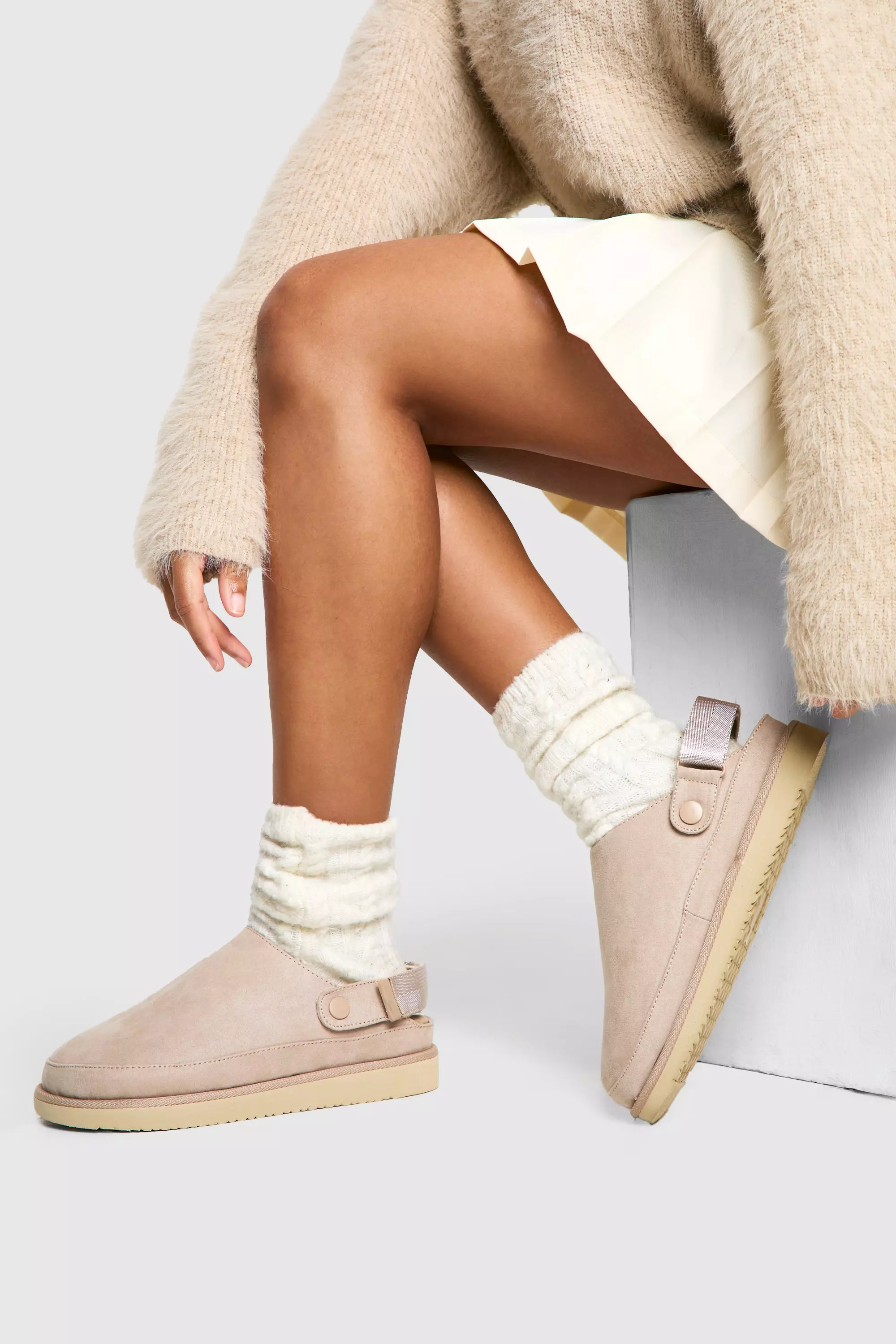 Beige Faux Suede Chunky Slingback Closed Toe Clogs صورة بديلة
